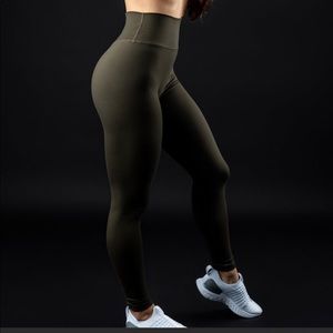 SOLD Alphalete Alphalux Essential Leggings